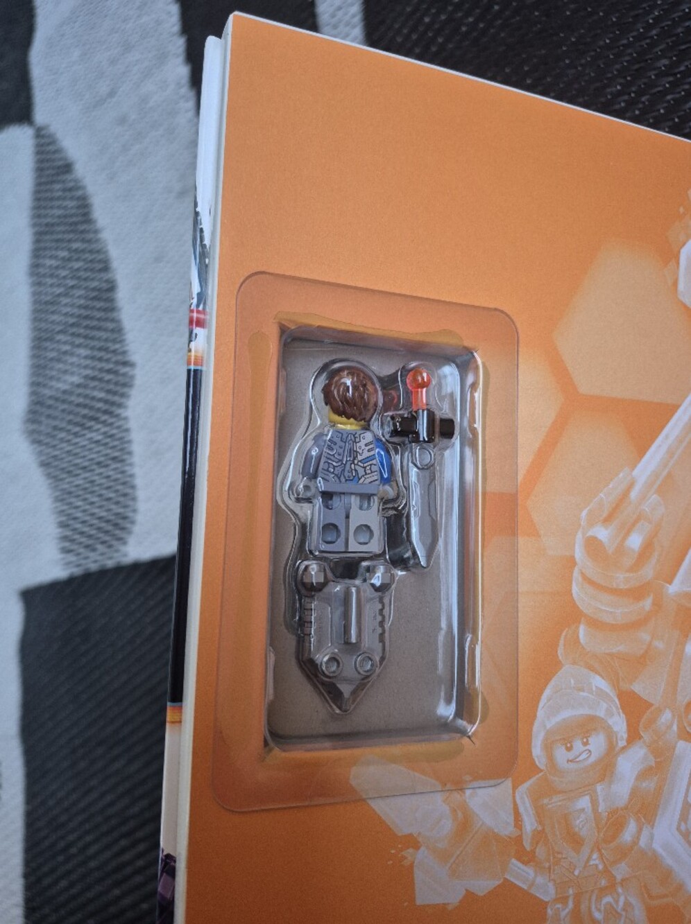 Two LEGO Nexo Knights Books With Minifigures - Picture 9 of 9